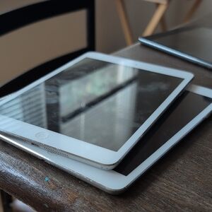 Apple White Tablet Sleek Design